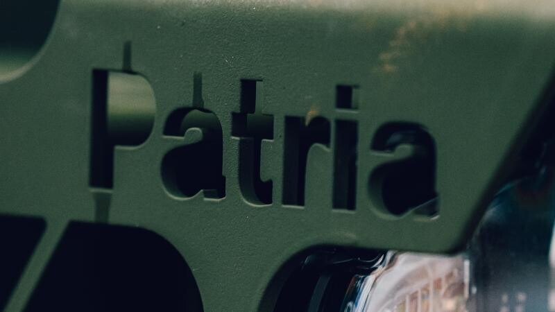 Aizsardzības ministrija noslēdz līgumu ar “Patria” par bruņutransportieru pilna cikla uzturēšanu Latvijā