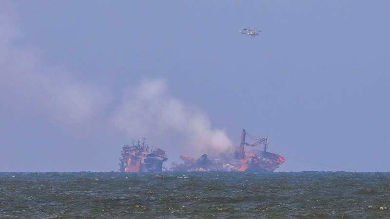 Kuveitas piekrastē pēc eksplozijas no tankkuģa izplūdusi nafta