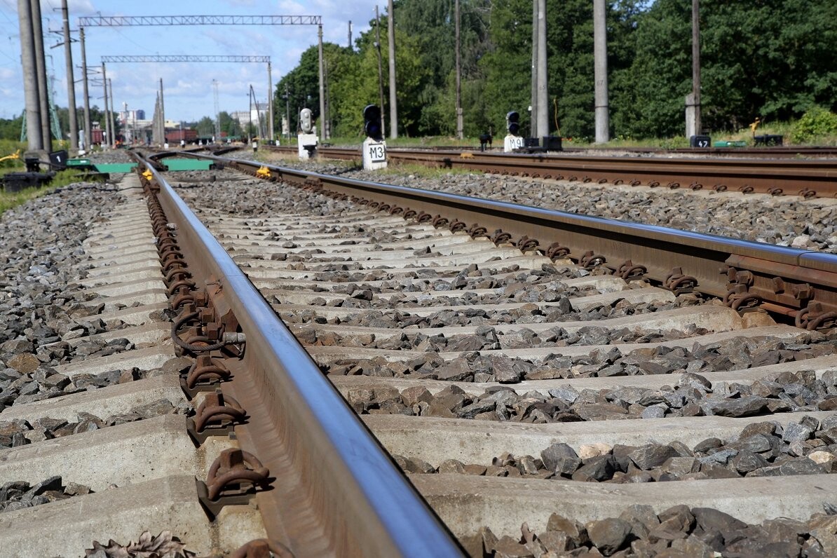 Dzelzceļa infrastruktūras objektu ļaunprātīgā dedzināšanā Krievijas interesēs apsūdzētie jaunieši radījuši 372 014 eiro zaudējumus