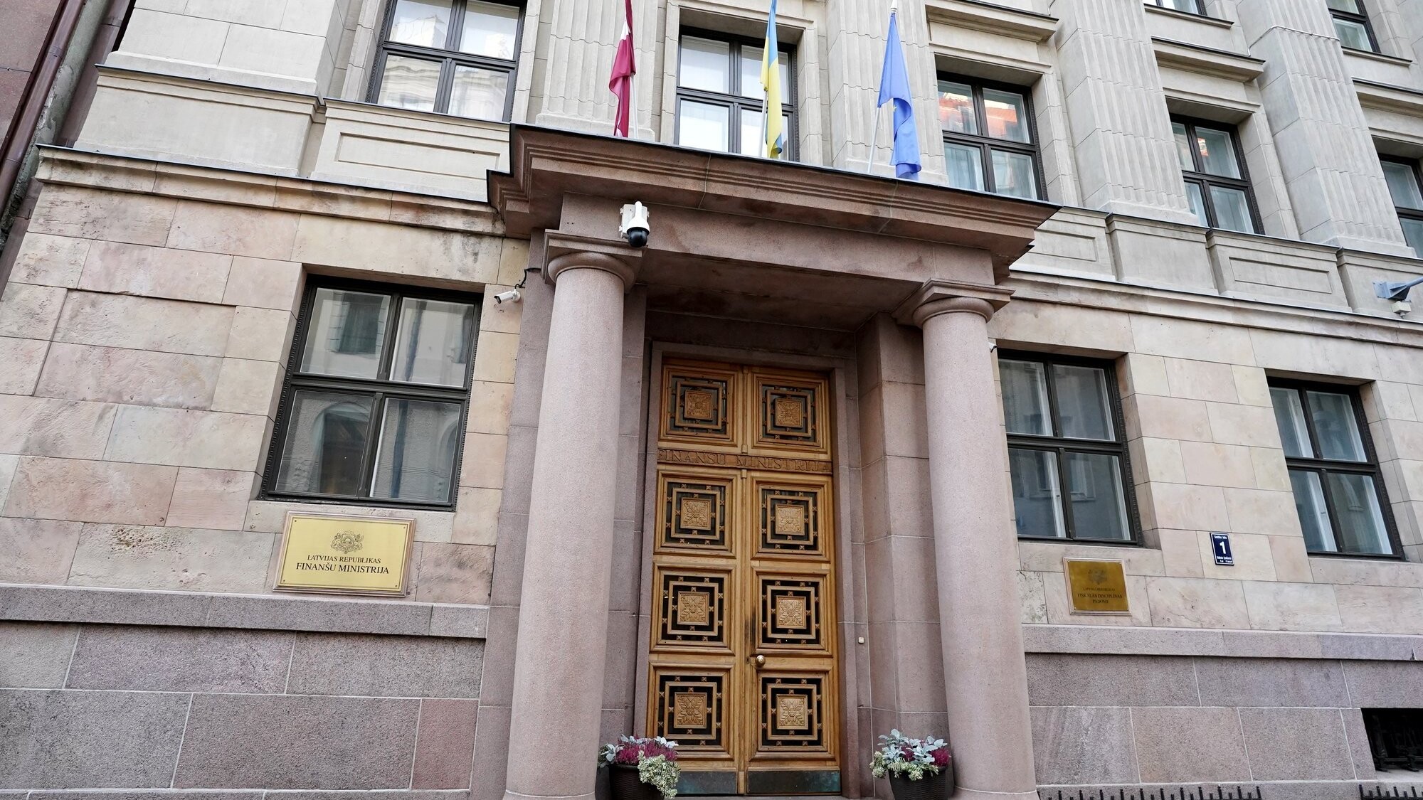 FM konstatējusi būtiskas neatbilstības Valsts kancelejas datos par atlīdzību un aicina tās novērst