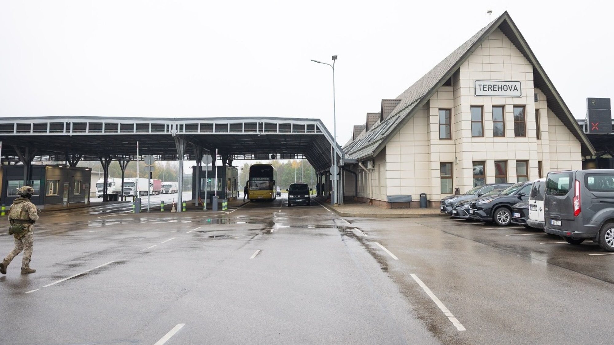 Bojājot barjeras, Tadžikistānas pilsonis ar “Lexus” nelikumīgi šķērso valsts robežu