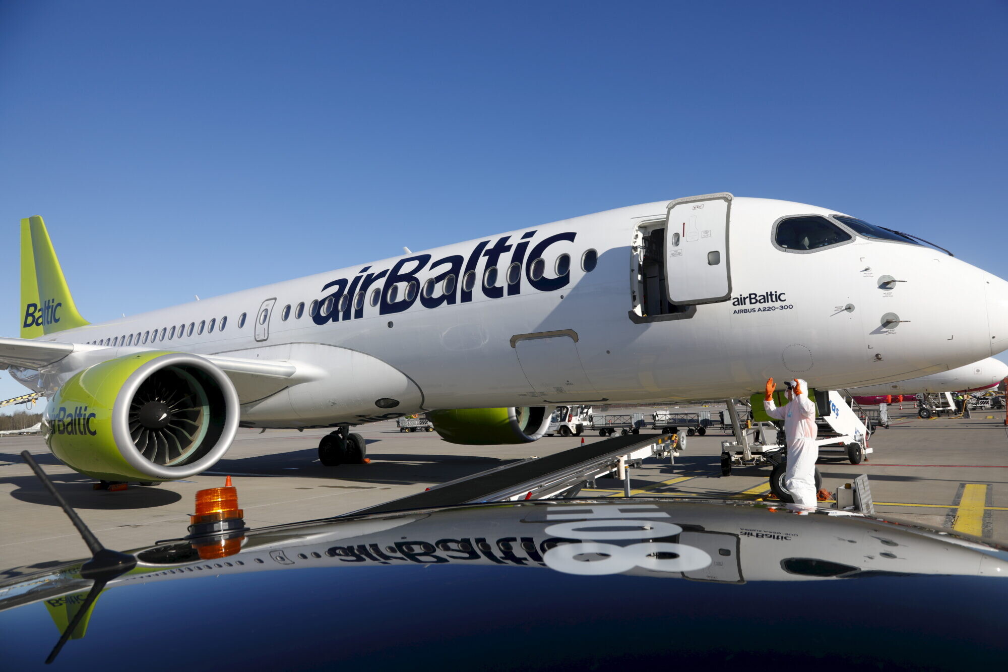 Degvielas cenu kāpuma dēļ “airBaltic” piešķirs īstermiņa aizdevumu 30 miljonu eiro apmērā