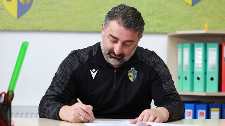 Latvijā ilgus gadu desmitus pavadījušais futbola treneris Pertija atgriežas dzimtenē