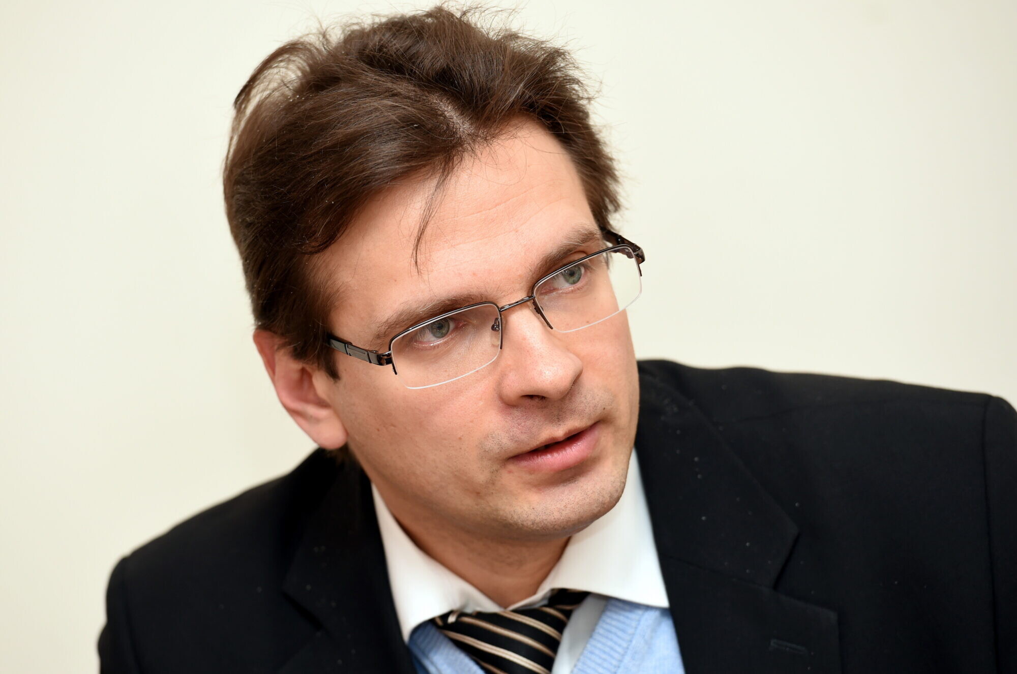 Saistībā ar IT iepirkumu lietu no amata atstādina vēl vienu VDAA amatpersonu un sāk noslēgto līgumu laušanu