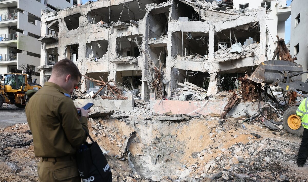 Izraēlā Irānas raķešu triecienā ievainoti 12 cilvēki
