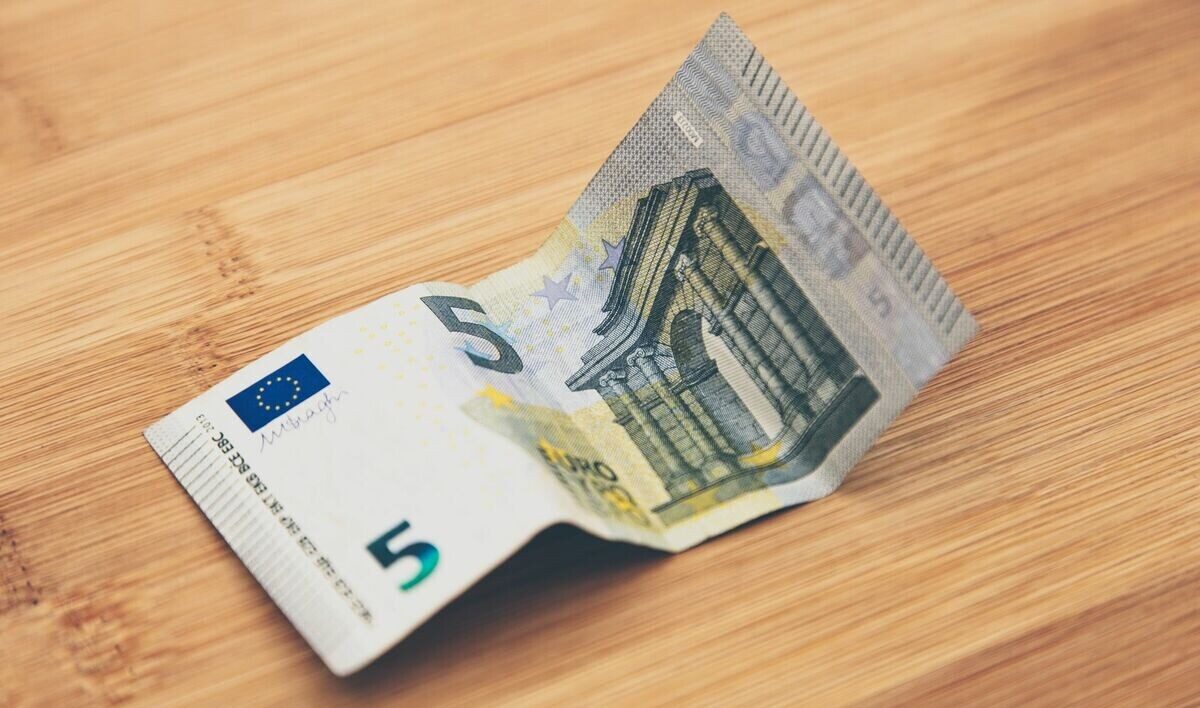 Saeimas komisija atbalsta priekšlikumu par virsstundu piemaksu sliekšņa samazināšanu