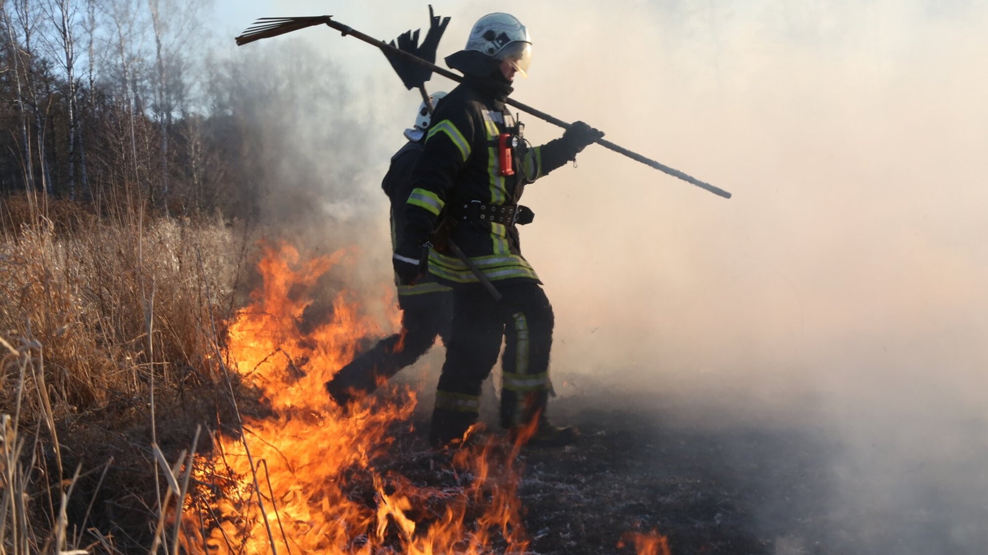 Aizputē deg skaidas, Grobiņas pagasts neizstājas no kūlas svilināšanas