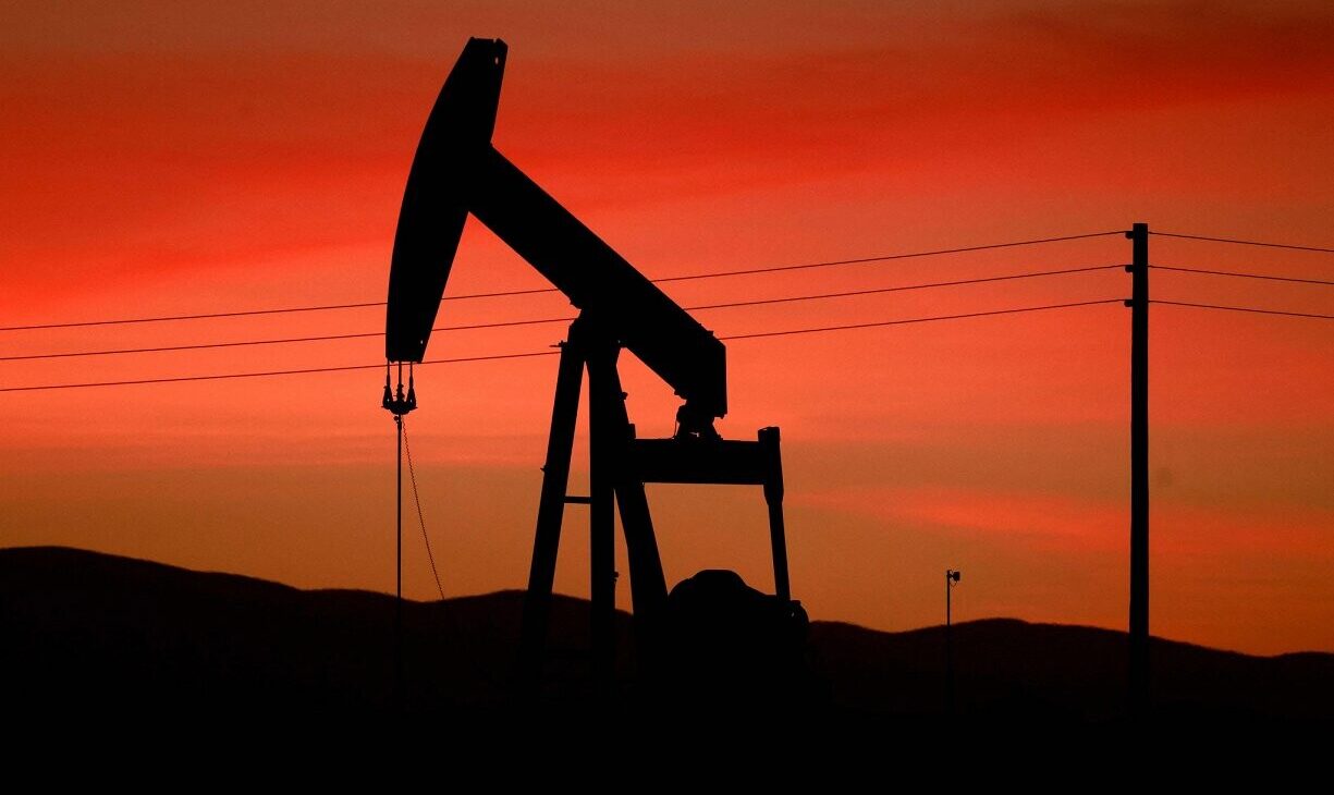 IEA: Karadarbība Tuvajos Austrumos radījusi vēsturē lielāko satricinājumu globālajā naftas tirgū