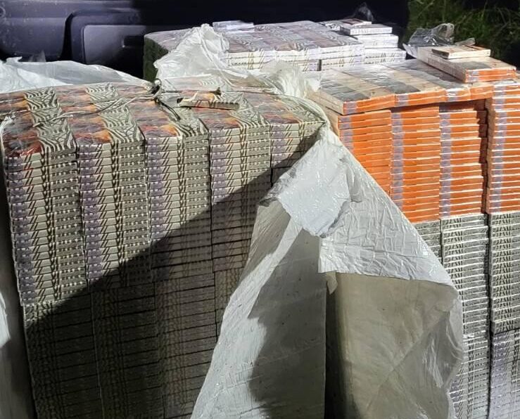 Lūdz sākt kriminālvajāšanu pret diviem vīriešiem par 90 000 nelikumīgu cigarešu pārvadāšanu