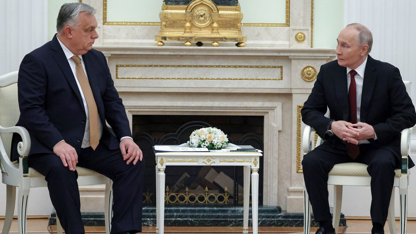 Putins nodevis Ungārijas ārlietu ministram divus karagūstekņus