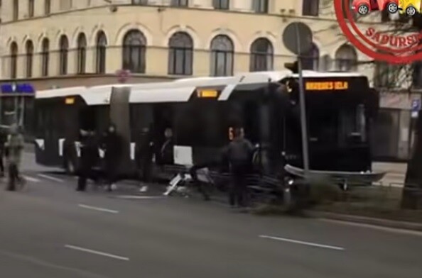 Video: Satiksmes autobusa avārijā pretī Ministru kabinetam cietis šoferis