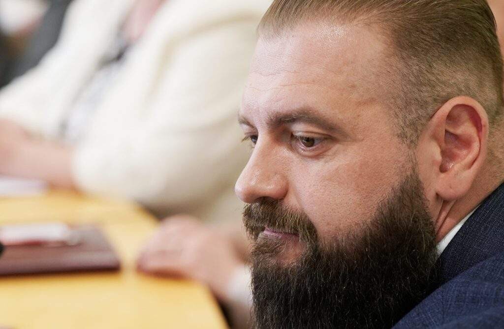 Kriminālprocesā par krāpšanos IT iepirkumos trim personām piemērots apcietinājums