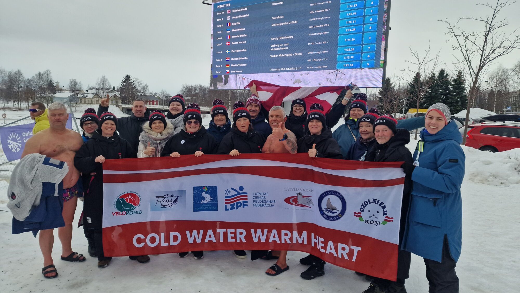 Foto: Latvija veiksmīgi pārstāvēta Pasaules ziemas peldēšanas čempionātā Somijā