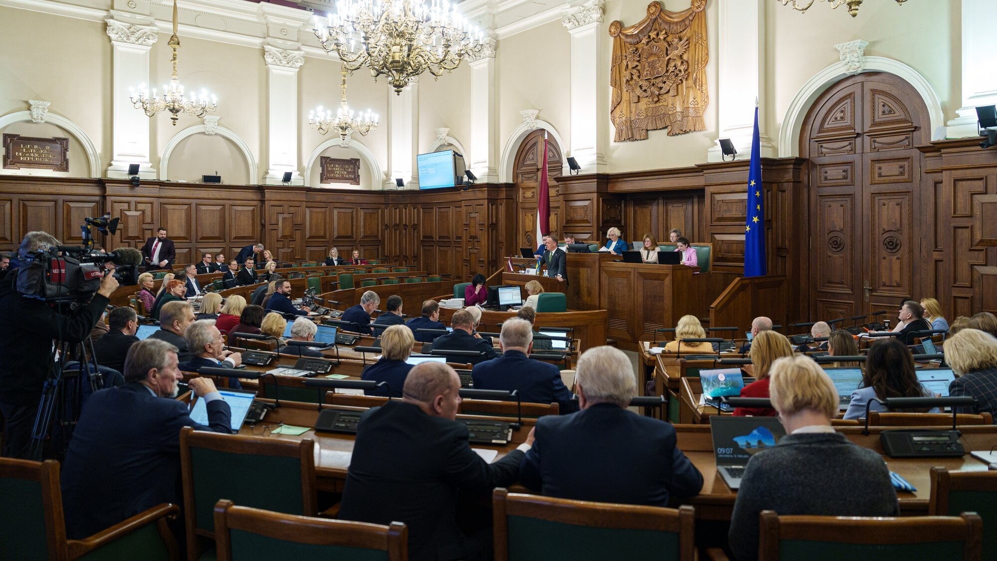Opozīcijas partijas turpina iesniegt aicinājumus ļaut iedzīvotājiem izņemt otrā pensiju līmeņa uzkrājumus
