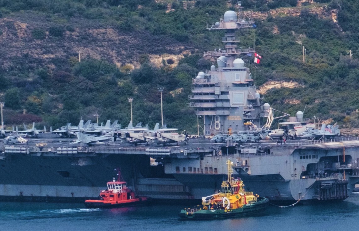 ASV aviācijas bāzes kuģis ieradies Krētā remontdarbu veikšanai