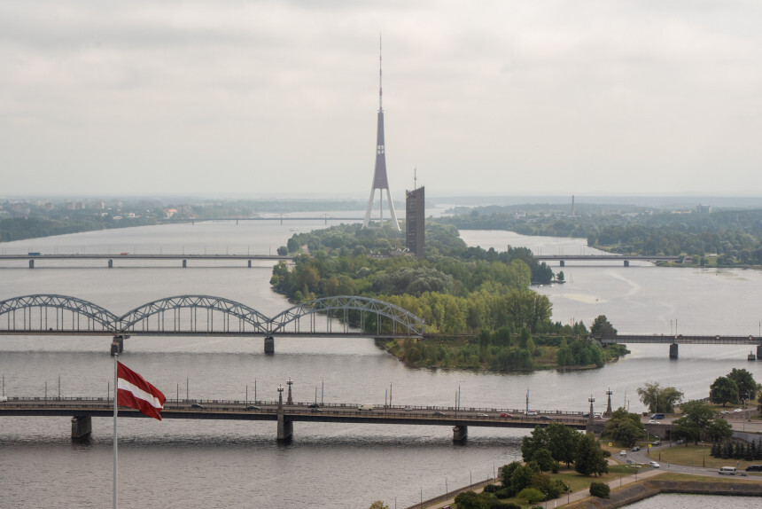 Daugavas apkārtnē turpina meklēt, iespējams, upē no Akmens tilta iekritušu cilvēku