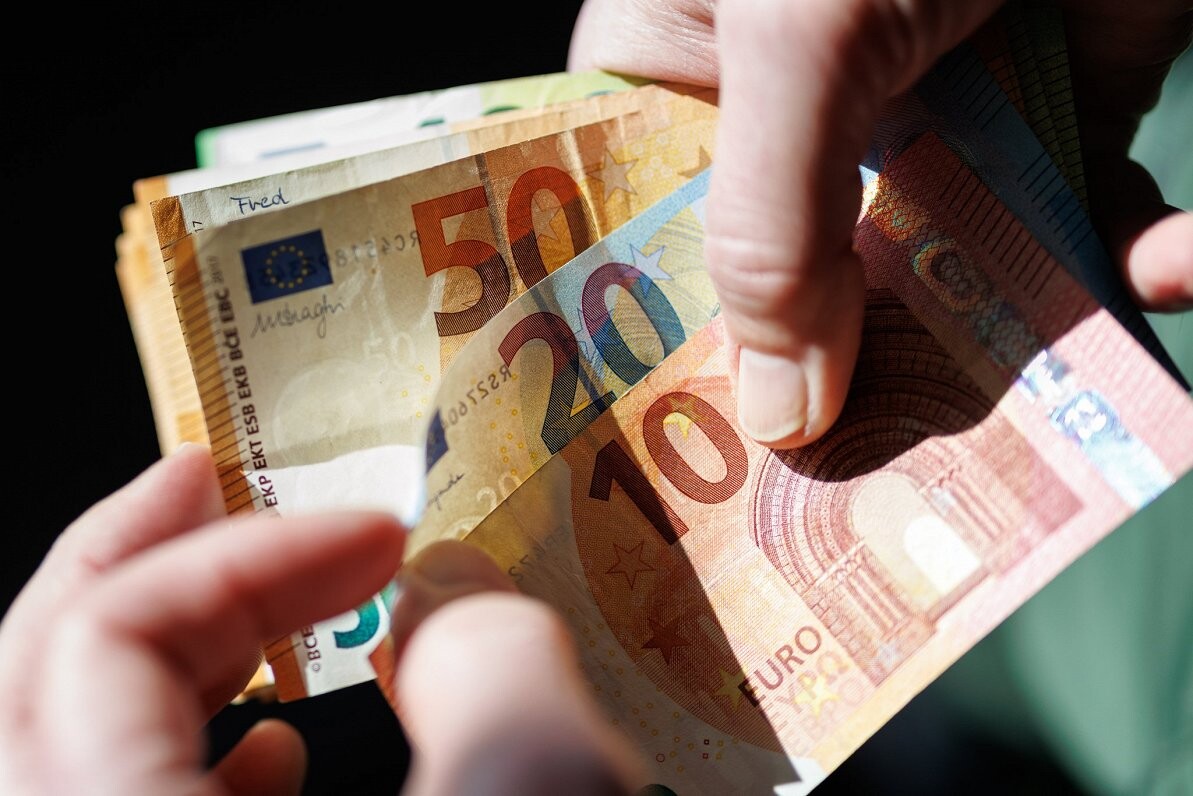 Sociālo un darba lietu komisija tomēr atbalsta 100% piemaksu par darbu svētku dienā