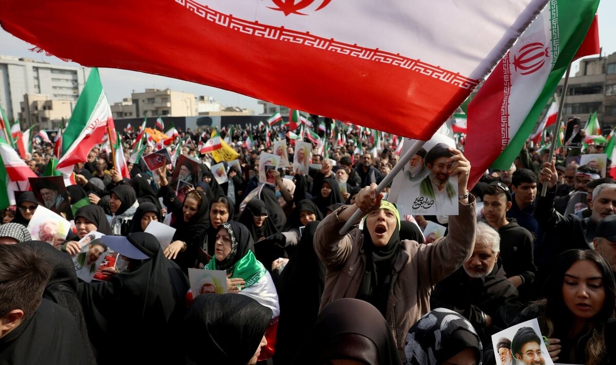 Irānā tūkstošiem cilvēku atbalsta jauno līderi Modžtabu Hamenei