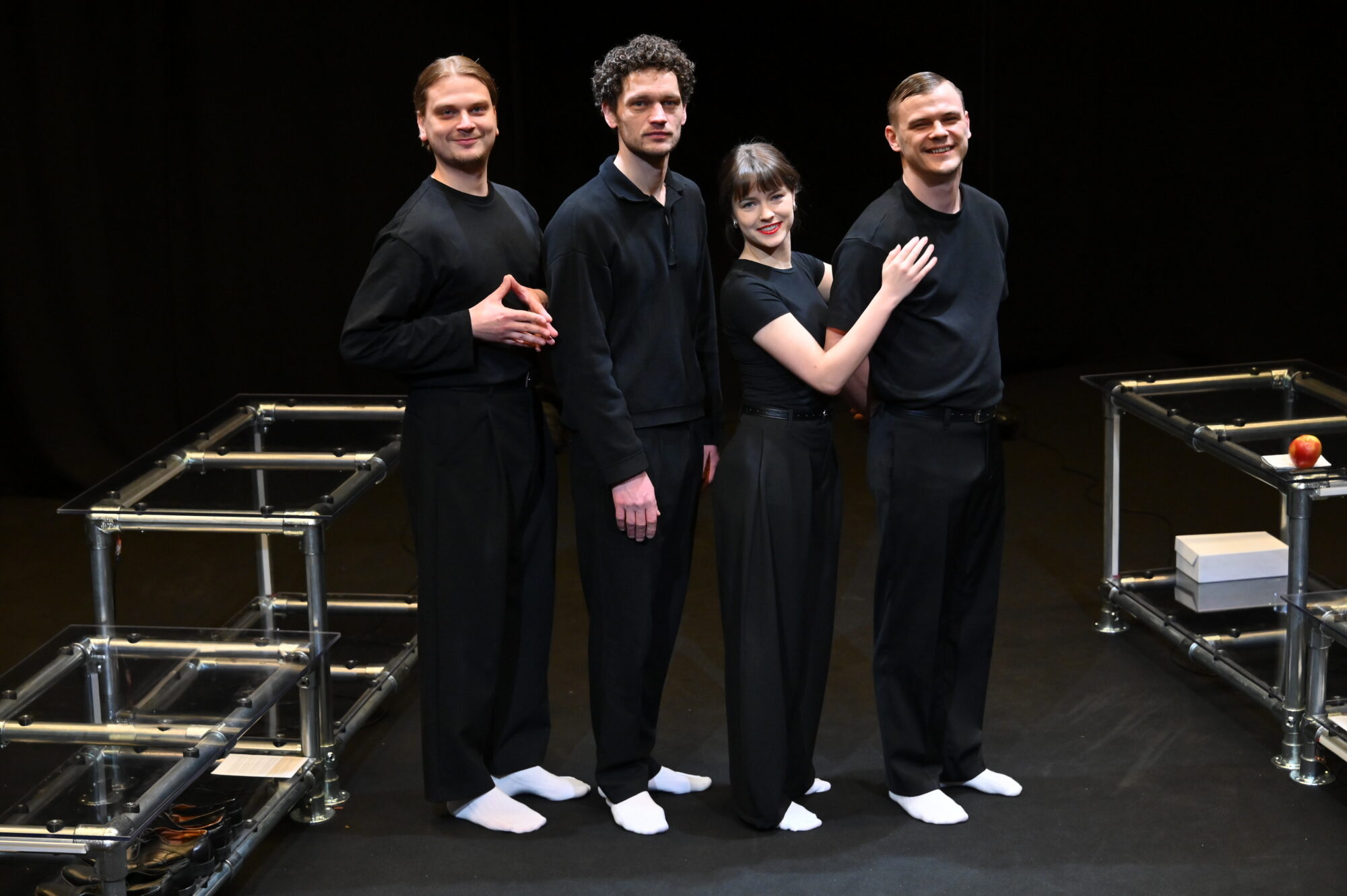 Absurdā komēdija, kas sāpīgi trāpa identitātē – Liepājā iestudēts “Neglītenis”