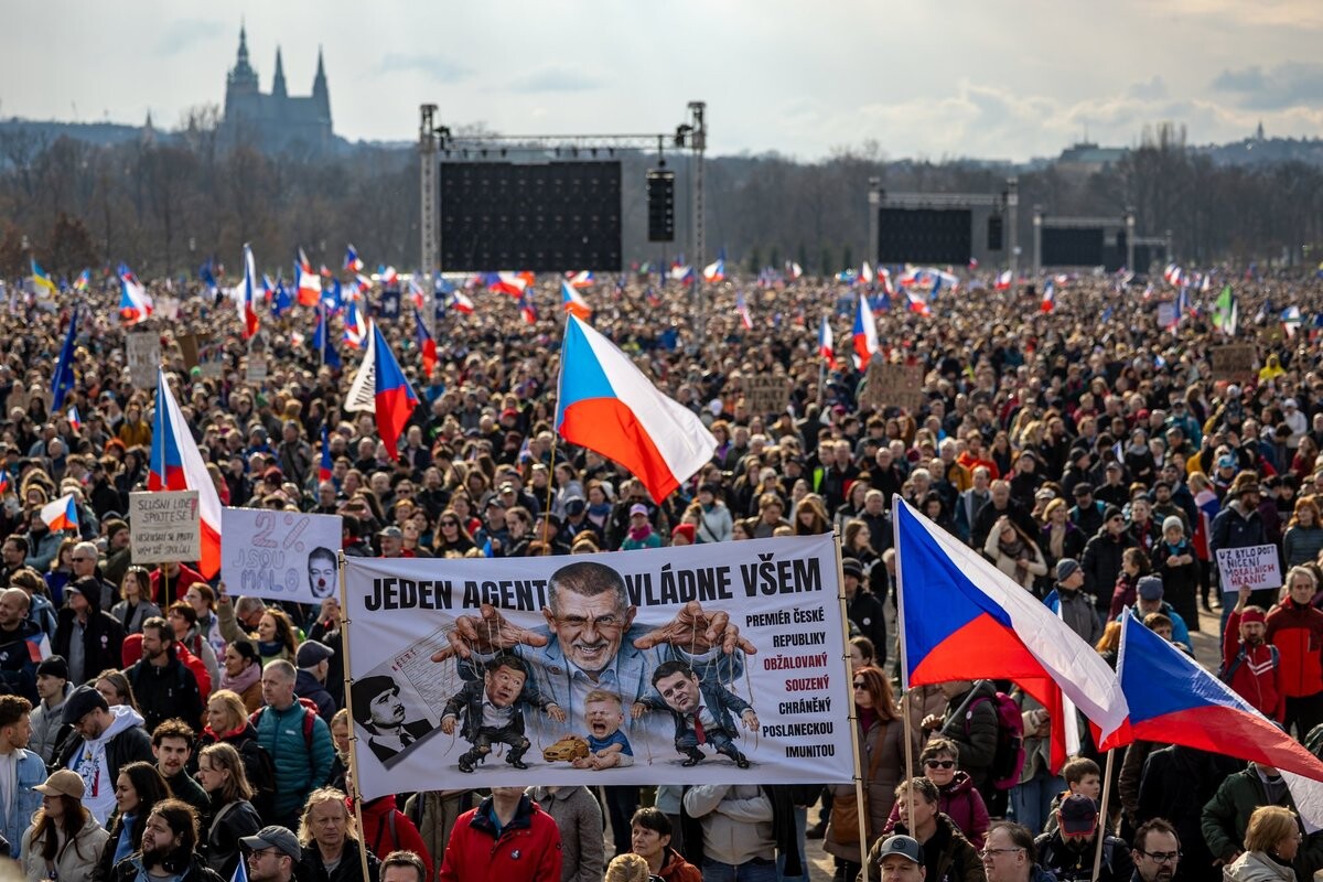 Čehijā tūkstošiem cilvēku protestē pret Babiša valdību