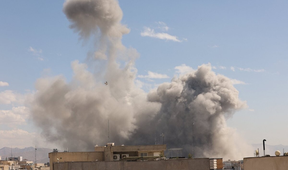 Mediji: Izraēla bombardējusi Irānas gāzes rūpniecības objektus