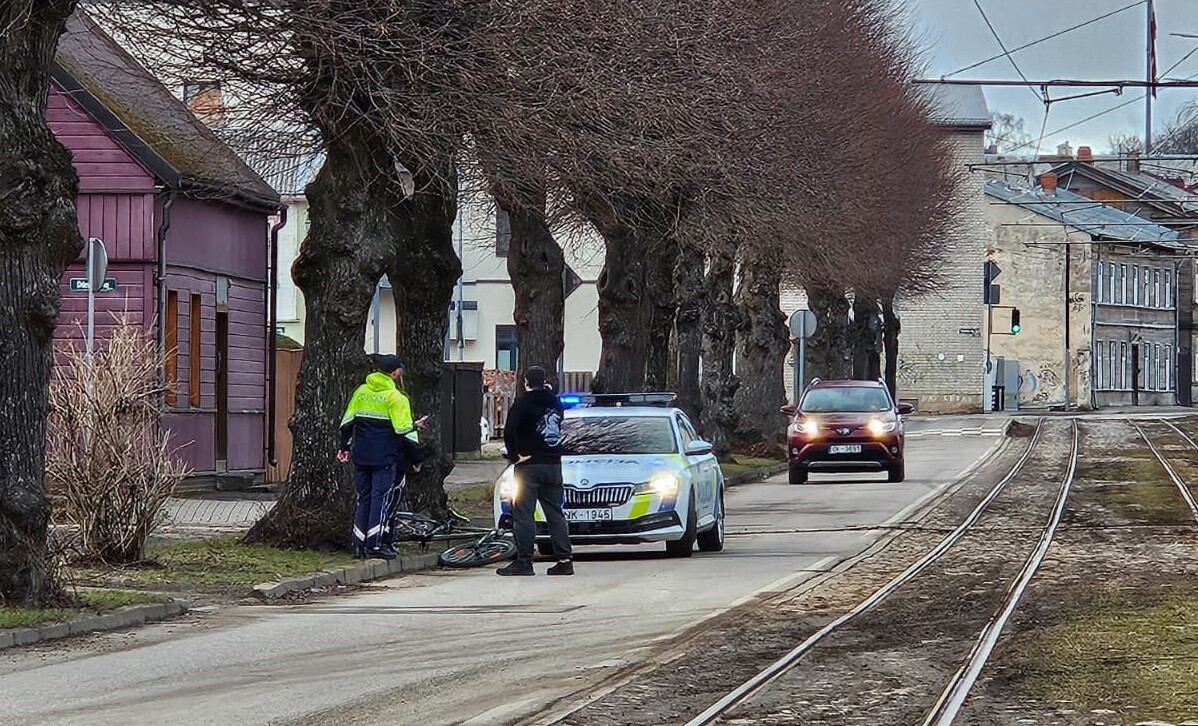 Foto: Kritiens bez sadursmes. Velosipēdistu Liepājā, iespējams, pievīla alkohols