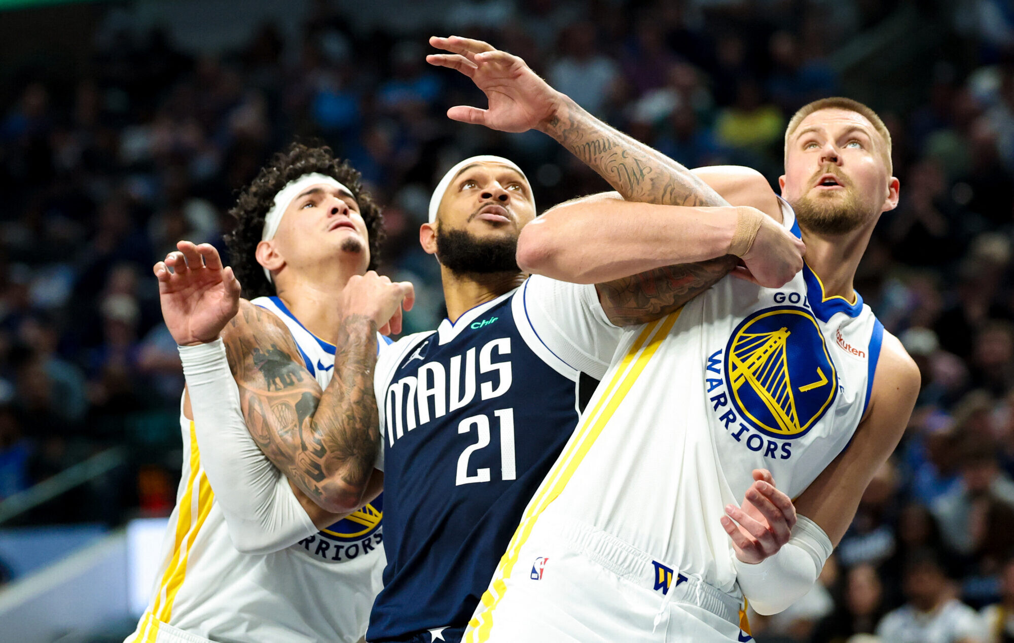 Video: Porziņģis gūst 22 punktus “Warriors” uzvarā pār “Mavericks”