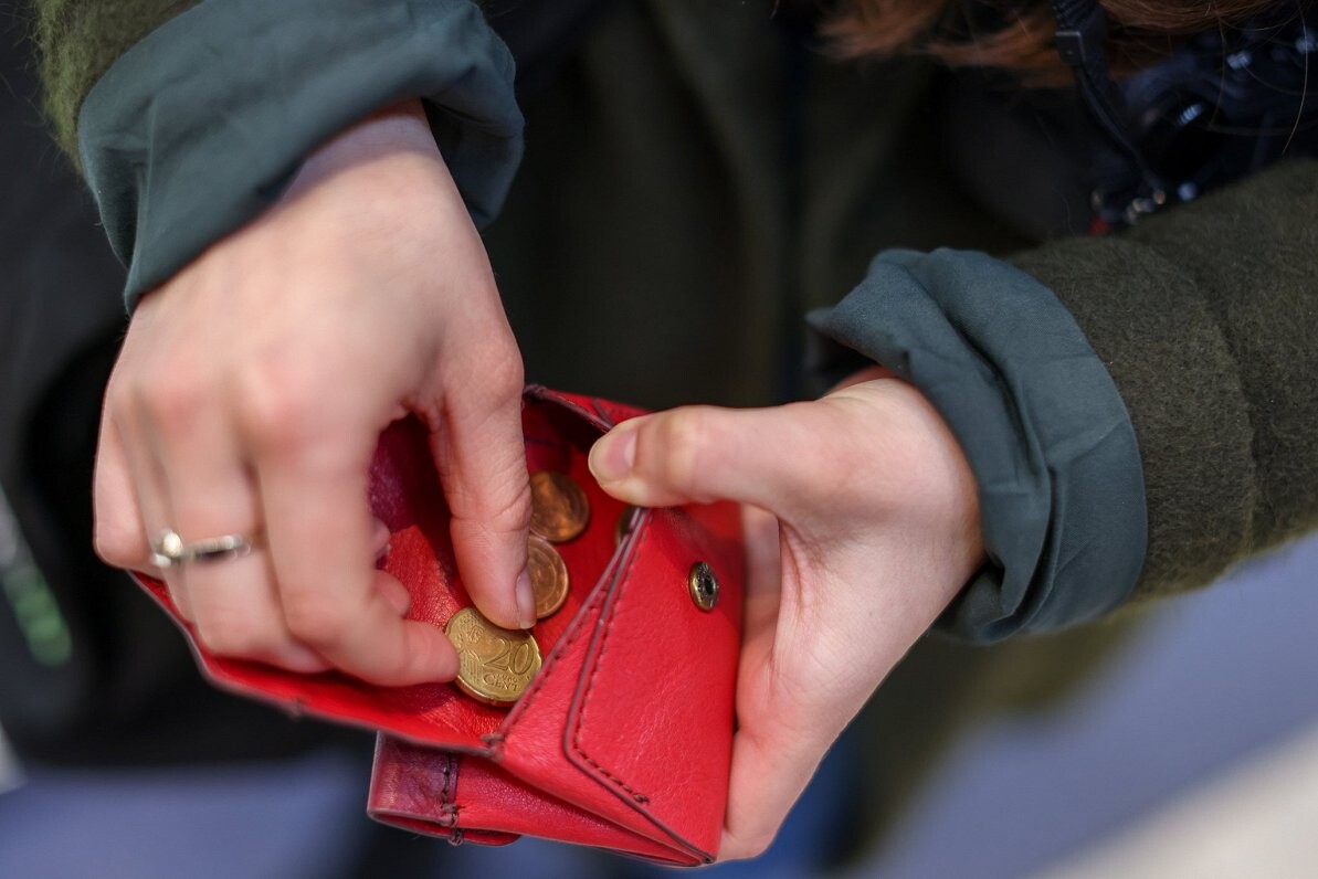 Pērn 6,7% iedzīvotāju naudas trūkuma dēļ nevarēja segt komunālo pakalpojumu rēķinus, īri vai atmaksāt kredītu