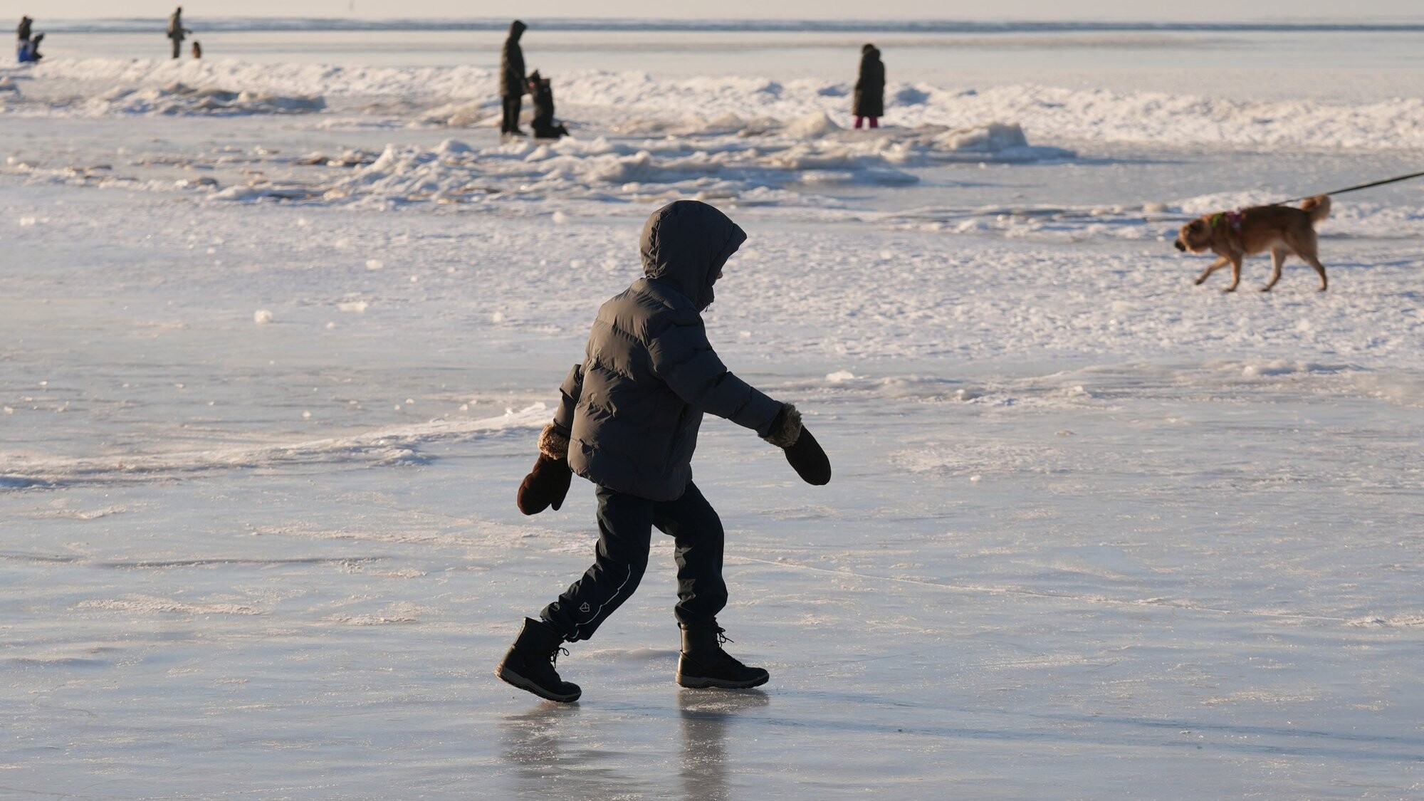Salaspils pagastā vakar Daugavas ledū ielūzis cilvēks