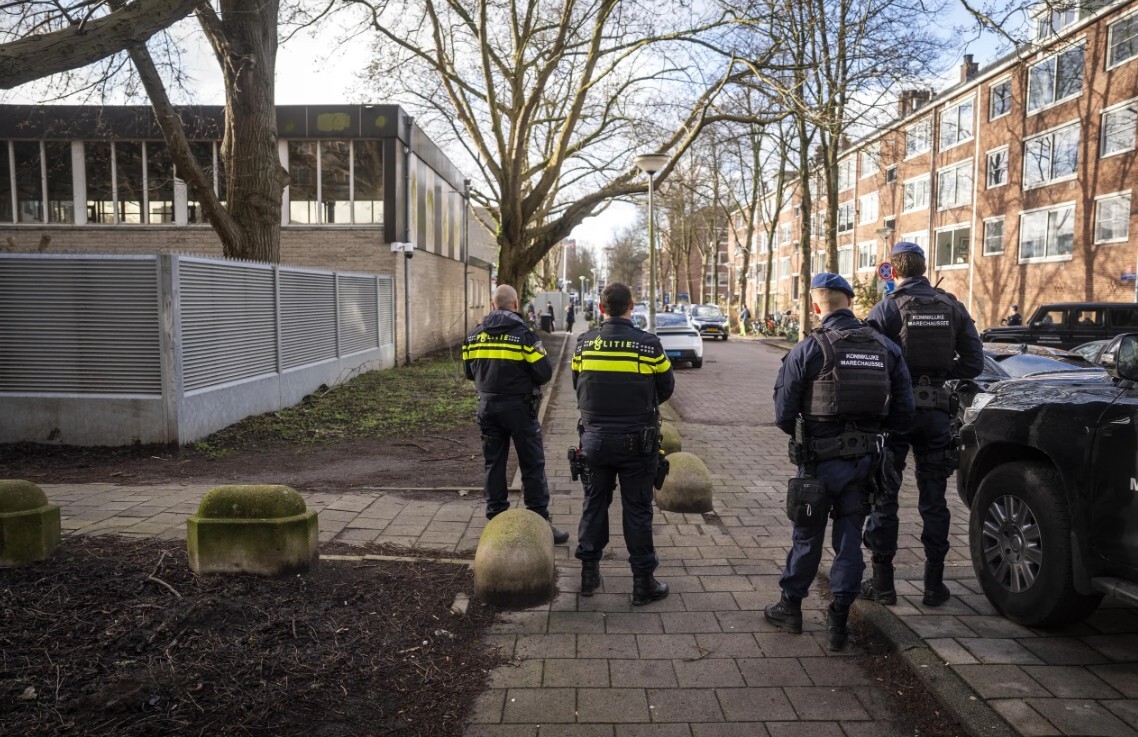 Nīderlandes policija meklē divas personas saistībā ar sprādzienu ebreju skolā Amsterdamā