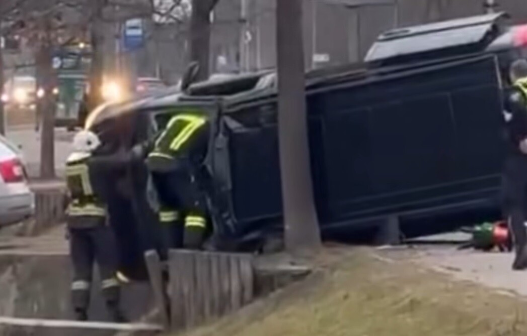 Video: Trešdien negadījumā Jelgavā gājis bojā mikroautobusa vadītājs