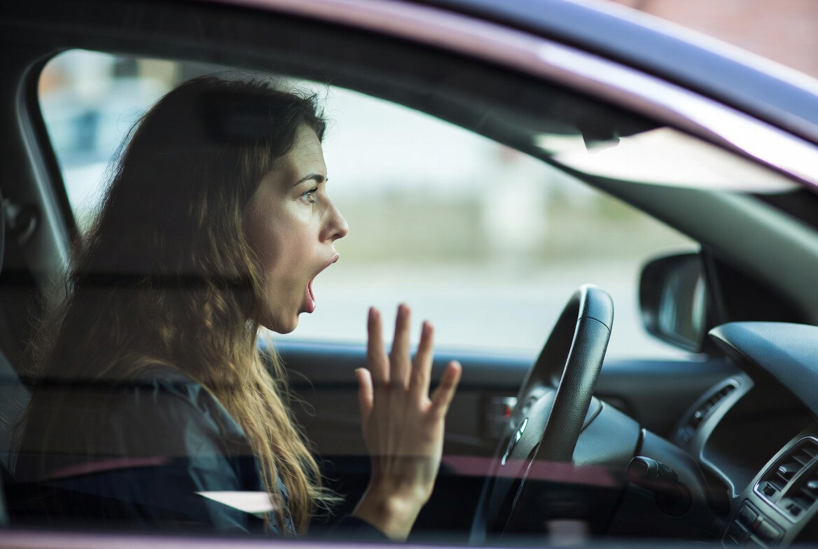 Sieviešu dienā dāma bez tiesībām nedod ceļu citai autovadītājai