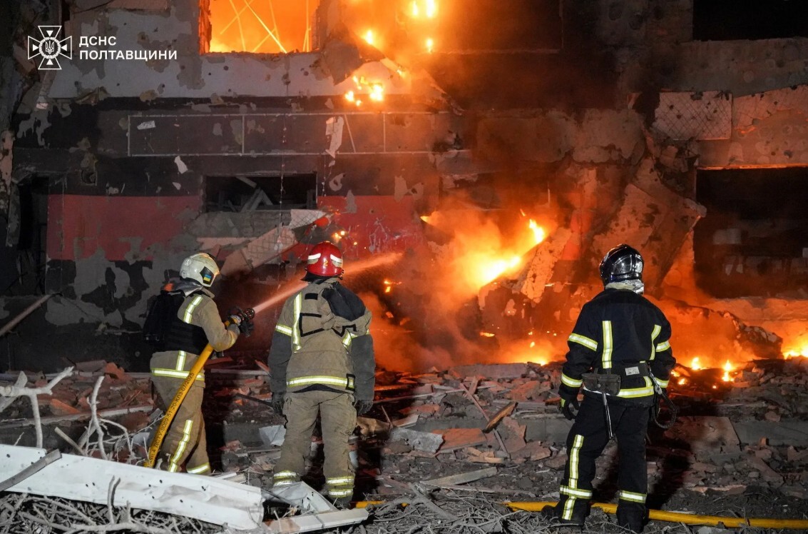 Krievijas raķete Harkivā trāpa deviņstāvu dzīvojamai ēkai