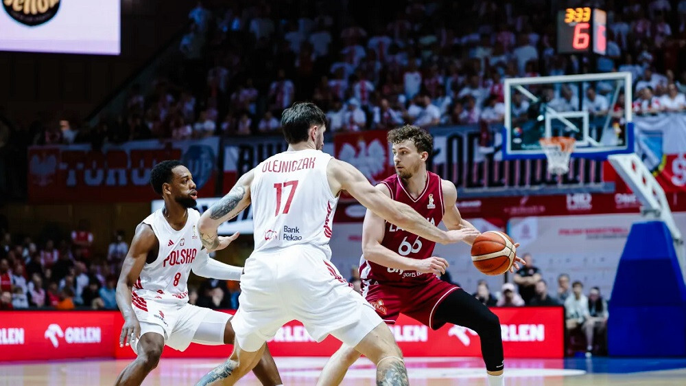 Video: Latvijas basketbola izlase arī izbraukuma spēlē zaudē Polijai
