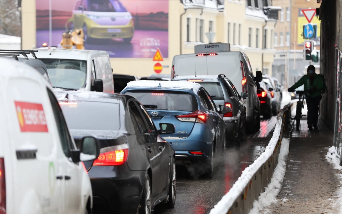 Saeima vērtēs stingrākas prasības trešo valstu autovadītājiem