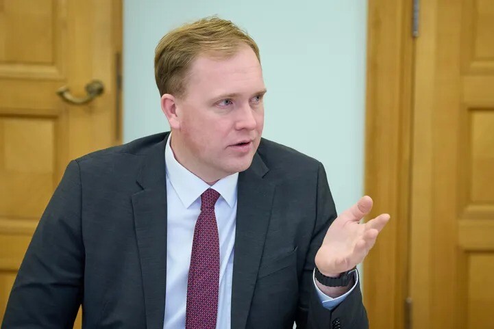 Valainis: Degvielas cenu mazināšanai vērtē akcīzes nodokļa samazināšanu un virspeļņas ierobežošanu