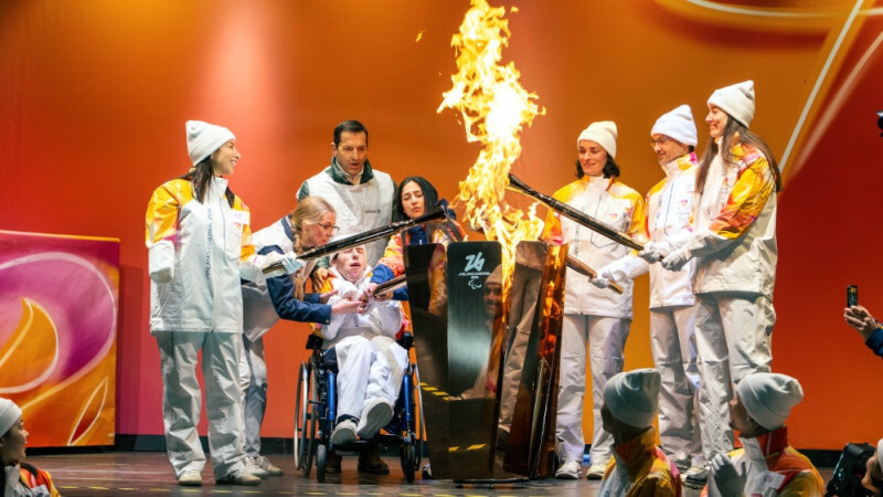 Milānas un Kortīnas paralimpisko spēļu atklāšanas ceremonijā delegāciju karogus nesīs brīvprātīgie