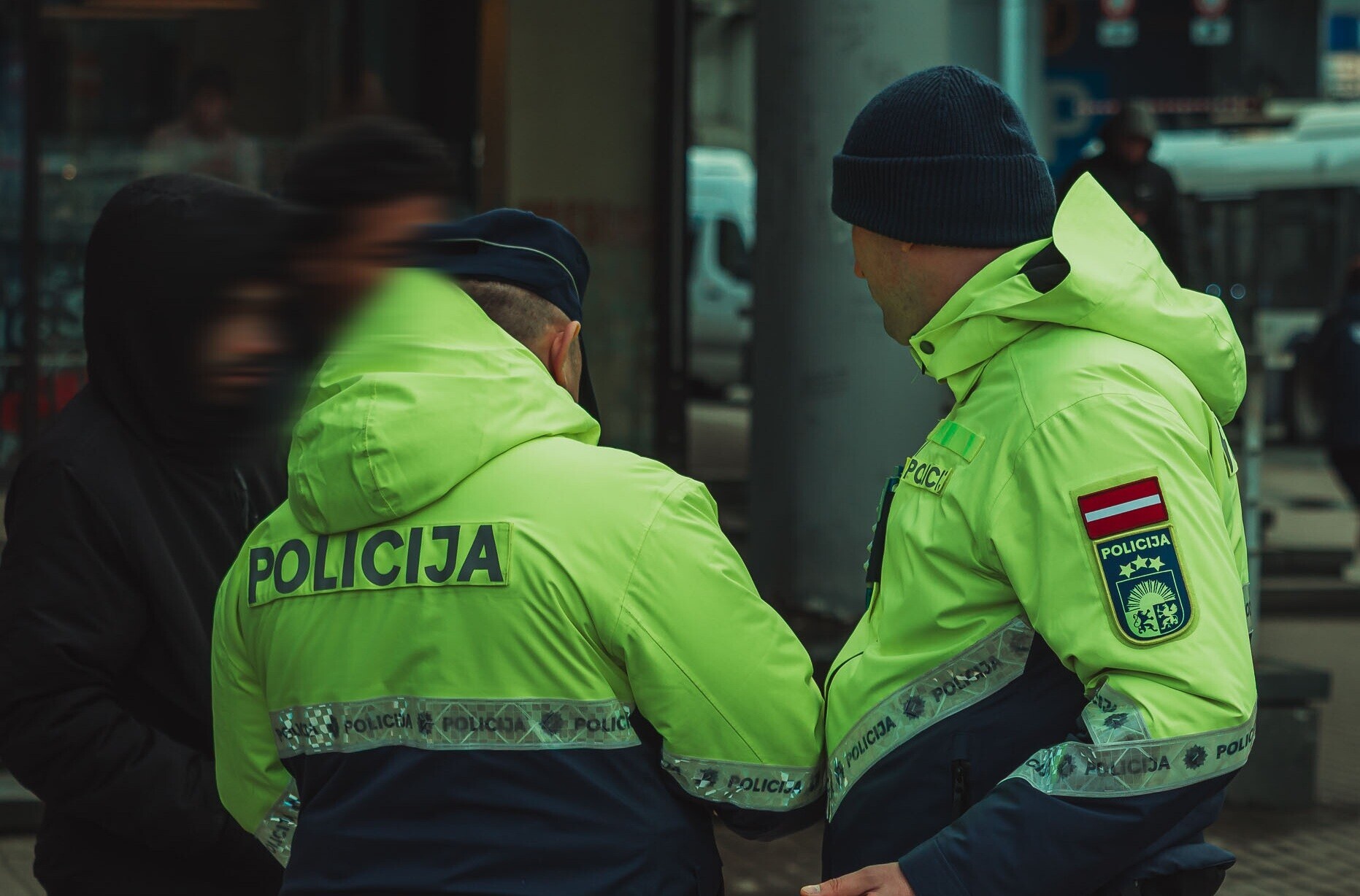 Šogad aizdomās par noziegumiem aizturēti jau 18 policisti