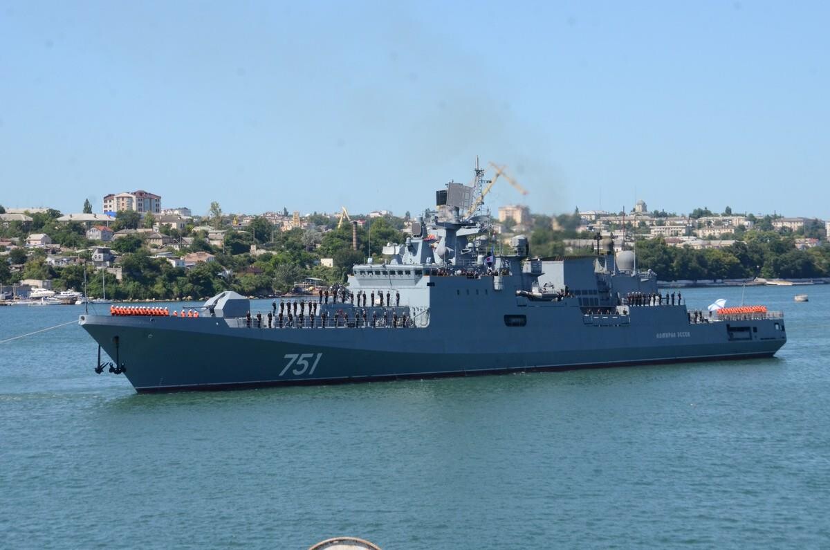 Ukrainas dronu triecienā cietusi krievu fregate