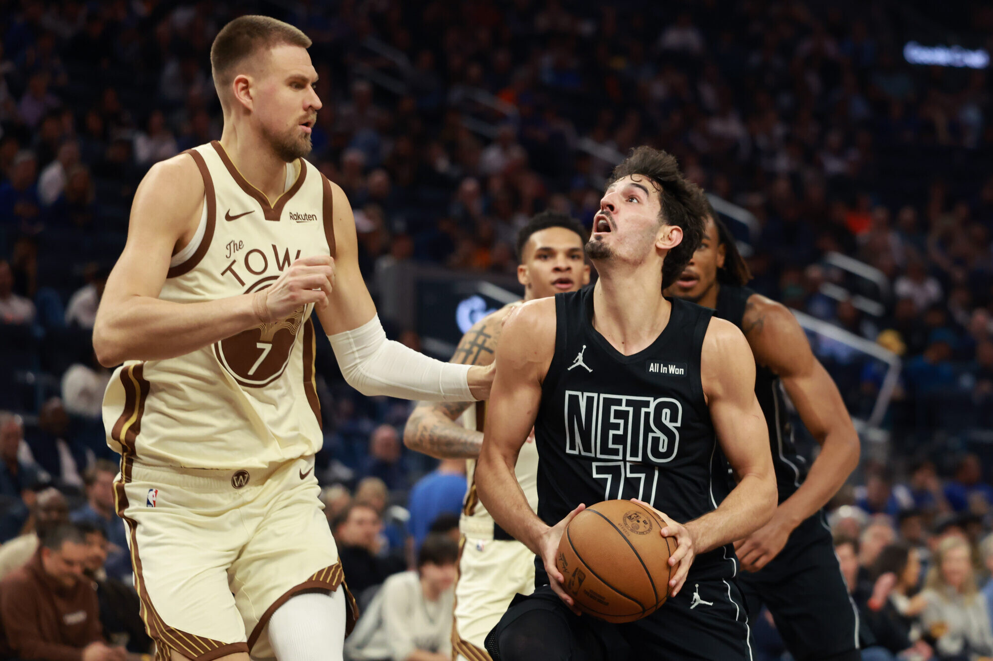 Video: Porziņģis gūst 17 punktus “Warriors” uzvarā pār “Nets”