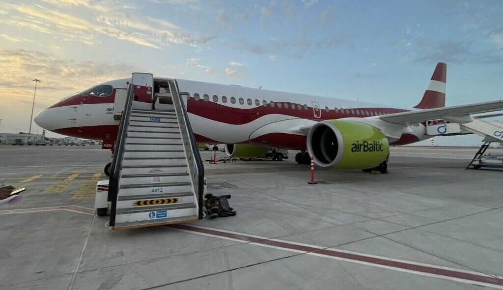 Rīgā ieradušies pirmie divi “airBaltic” repatriācijas reisi no Dubaijas; atgriezušies 280 cilvēki
