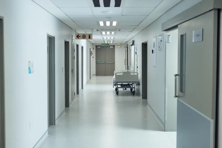 Slimnīcu biedrība prasa apturēt slimnīcu tīkla reformu