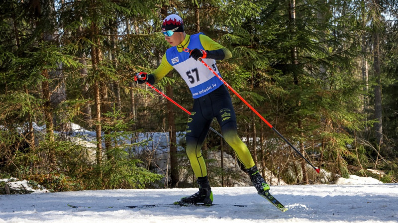 Latvijas slēpotāji ārpus pirmā piecdesmitnieka pasaules junioru čempionātā desmit kilometru distancē