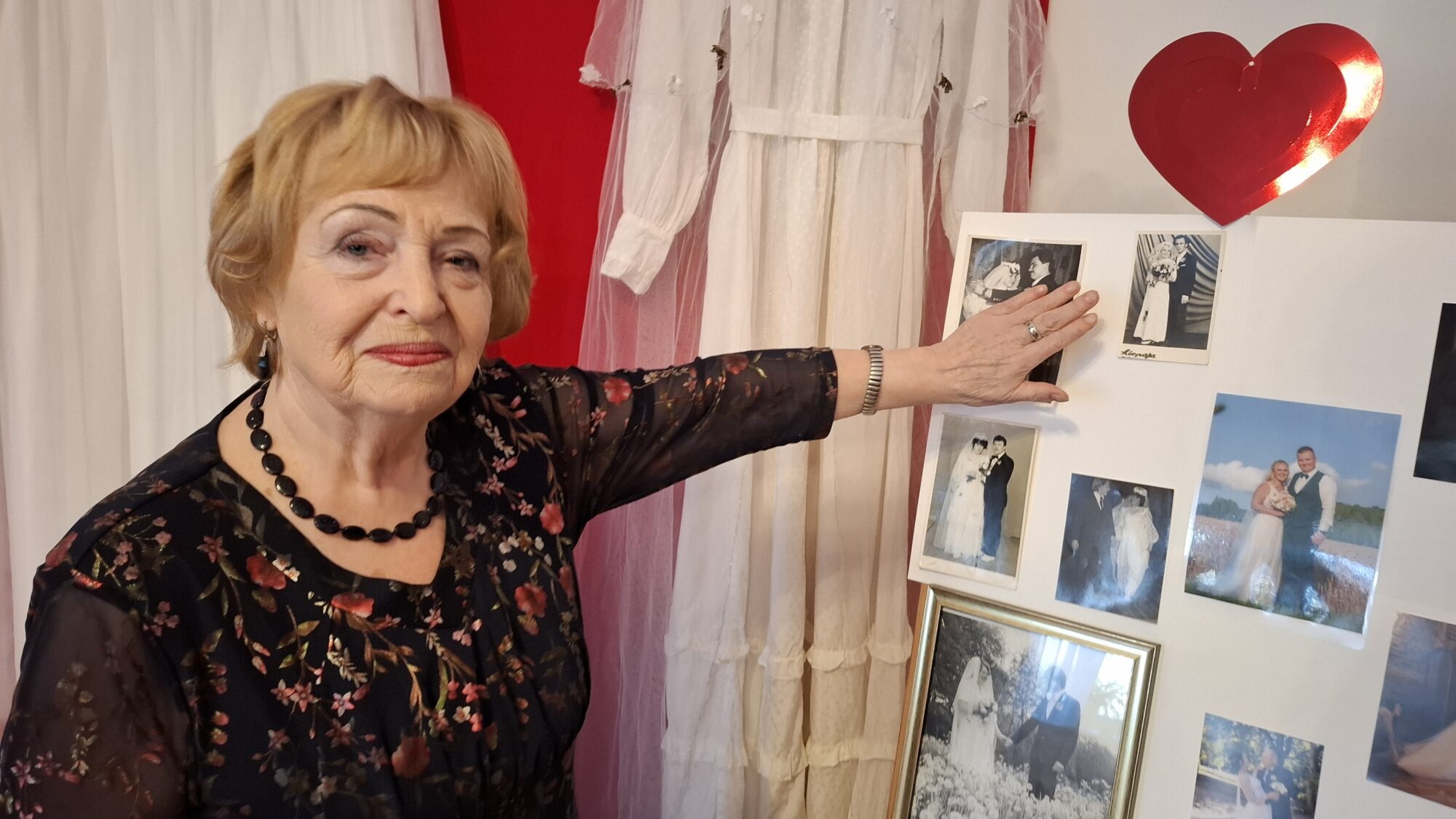 Foto: Kāzu tērpi ar atmiņām – Vecpils Dižlāņu muižā atklāta izstāde “Mana kleita”