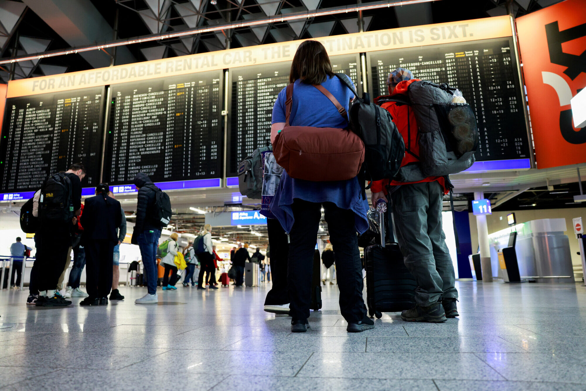 “Lufthansa” stjuarti sāk streiku, kura dēļ atcelti simtiem reisu