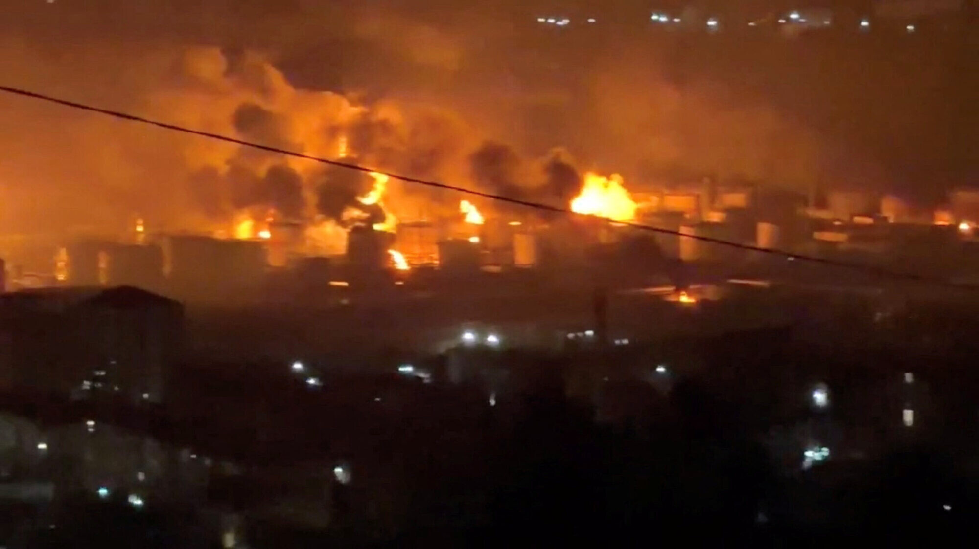 Video: Ukrainas lidroboti izraisa ugunsgrēku Tuapses ostā