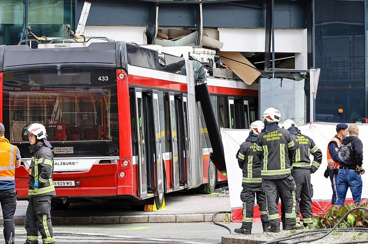 Trolejbusam ietriecoties lielveikalā, Austrijā gājis bojā viens cilvēks