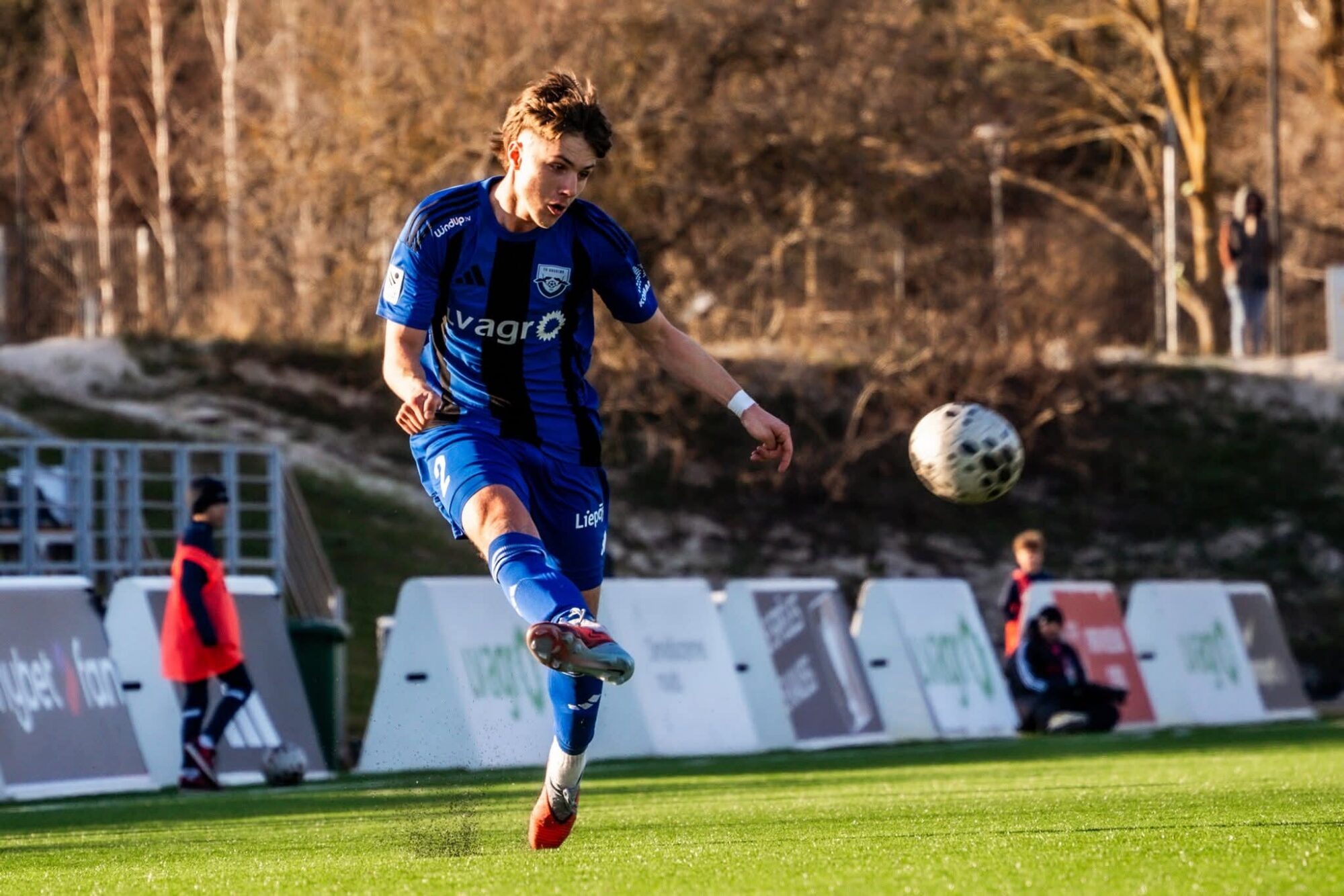 “Ogre United” un “Grobiņa” futbola virslīgā cīnās neizšķirti