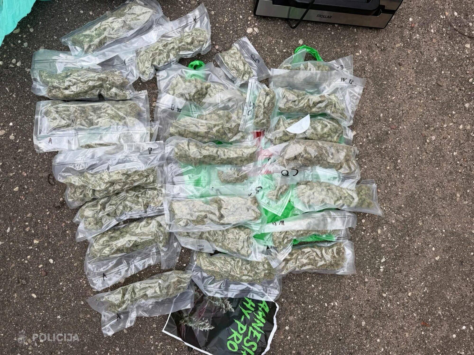 Foto un video: Pie narkotirgoņu grupas atrod deviņus kilogramus marihuānas