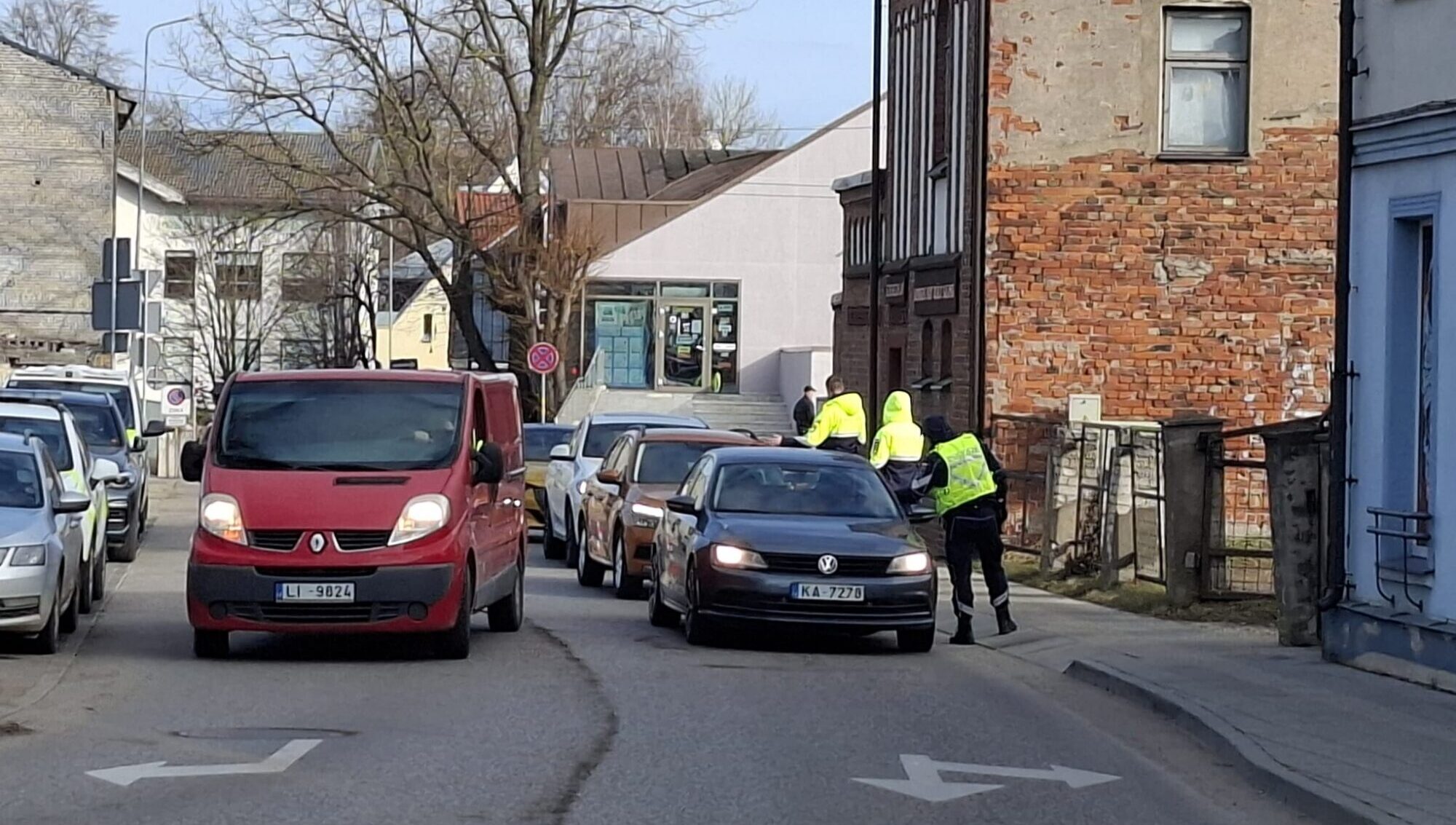 Video: Lieldienu brīvdienas policijas redzeslokā: masveida alkohola pārbaudes Liepājā